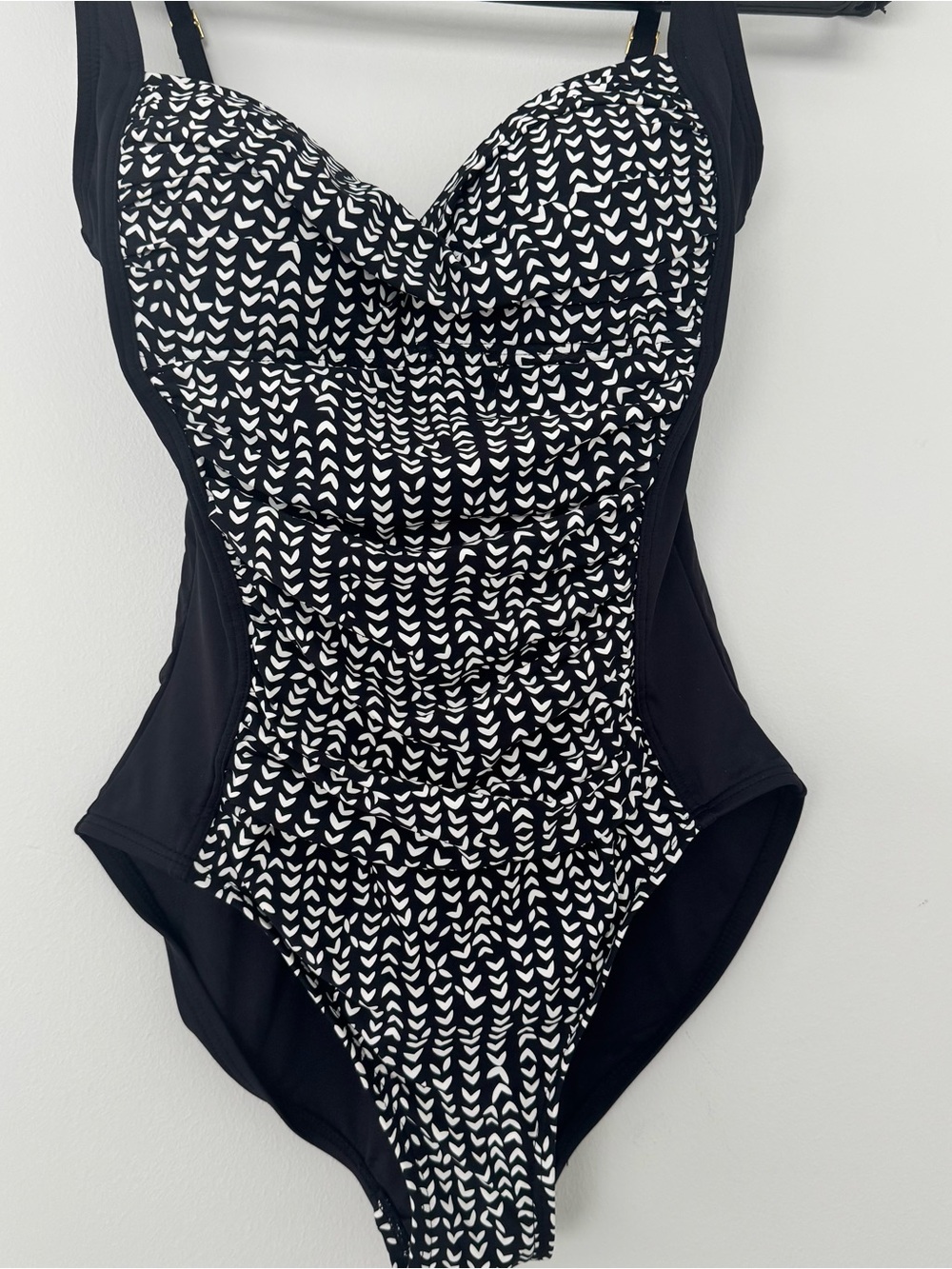 La Blanca Island Goddess Ruched One Piece Swimsuit Black White Pattern Size 6